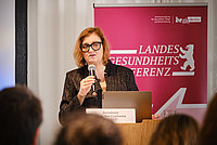Gesundheitssenatorin spricht ins Mikrofon