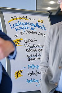 Ein Plakat begrüßt die Teilnehmenden zur Veranstaltung