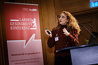 Yildiz Yilmaz auf der Bühne