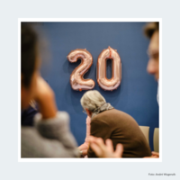 Ballons an der Wand zeigen die Zahl 20