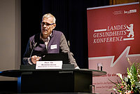 Raimund Geene hinter einem Pult