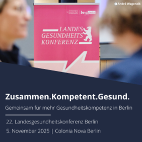 Zwei Frauen im Gespräch, Fokus auf den Aufsteller der Landesgesundheitskonferenz
