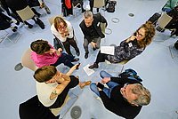 Eine Gruppe von Teilnehmenden im Gespräch