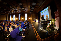 Eröffnungssaal mit Publikum und Bühne