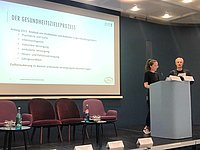 Vortrag von Nina Przyborowski (SenWGP) und Ekkehard Hayner (GEBEWO Soziale Dienste