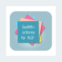 Bunte Post-Its liegen übereinander. Auf dem obersten steht: "Qualitätskriterien für BGF"