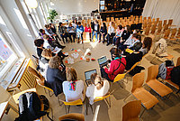 Arbeitsgruppe im Stuhlkreis