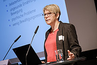 Susanne Borkowski vor einem Mikrofon